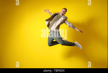 Bello il salto di un uomo contro un colore di sfondo Foto Stock