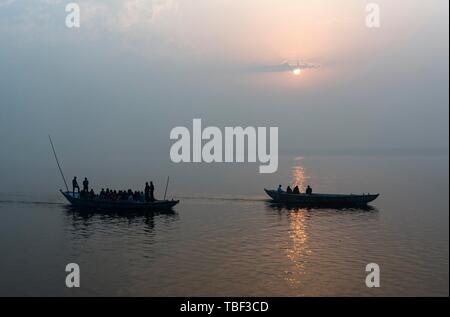 Sagome di barche sul Fiume Gange a sunrise, Varanasi, Uttar Pradesh, India Foto Stock