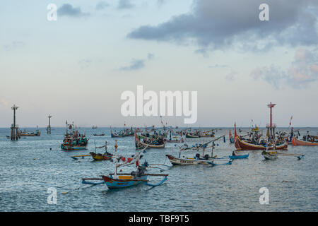 JIMBARAN/BALI-15 MAGGIO 2019: Alcuni Balinesi tradizionali barche da pesca sono intorno al mare di ​​Jimbaran. Questa barca tradizionale è decorato con colorati Foto Stock