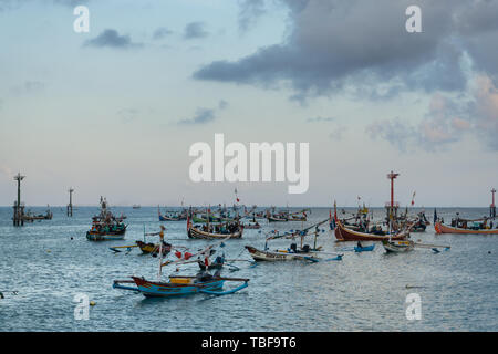 JIMBARAN/BALI-15 MAGGIO 2019: Alcuni Balinesi tradizionali barche da pesca sono intorno al mare di ​​Jimbaran. Questa barca tradizionale è decorato con colorati Foto Stock