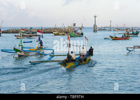 JIMBARAN/BALI-15 MAGGIO 2019: Alcuni Balinesi tradizionali barche da pesca sono intorno al mare di ​​Jimbaran. Questa barca tradizionale è decorato con colorati Foto Stock