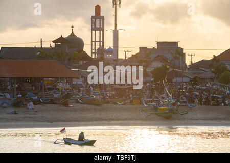 BALI/INDONESIA-15 MAGGIO 2019: l'atmosfera del porto di Jimbaran, il centro di pesca a Bali quando il sole del mattino si alza con una vista del backgroun Foto Stock