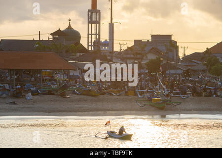 BALI/INDONESIA-15 MAGGIO 2019: l'atmosfera del porto di Jimbaran, il centro di pesca a Bali quando il sole del mattino si alza con una vista del backgroun Foto Stock