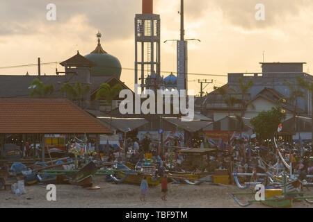 BALI/INDONESIA-15 MAGGIO 2019: l'atmosfera del porto di Jimbaran, il centro di pesca a Bali quando il sole del mattino si alza con una vista del backgroun Foto Stock