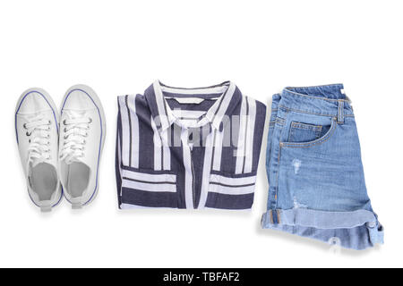 Shirt con le scarpe da ginnastica e pantaloncini su sfondo bianco Foto Stock