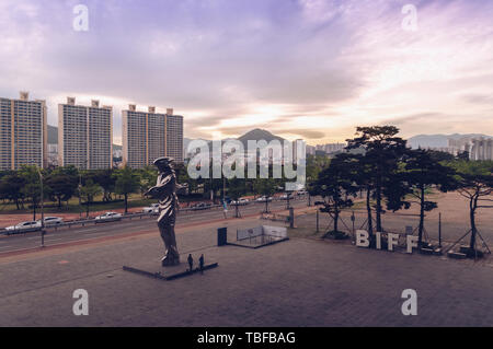 Busan, Corea del Sud Maggio 04, 2017: cityscape di Busan e Busan festival internazionale di segno e di scultura con bellissimi cieli sullo sfondo Foto Stock