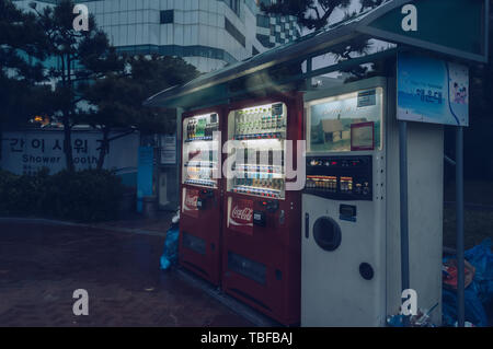 Busan, Corea del Sud Maggio 05, 2017: distributore automatico che vende bevande presso la Spiaggia di Haeundae di sera Foto Stock