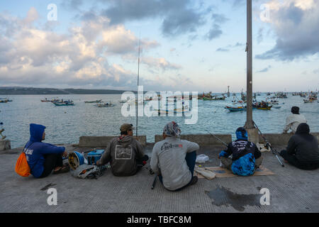 BALI/INDONESIA-15 MAGGIO 2019: Su un soleggiato e poco nuvoloso giorno, alcune persone stanno spendendo il loro weekend con la pesca. Essi sono la pesca da una porta su t Foto Stock