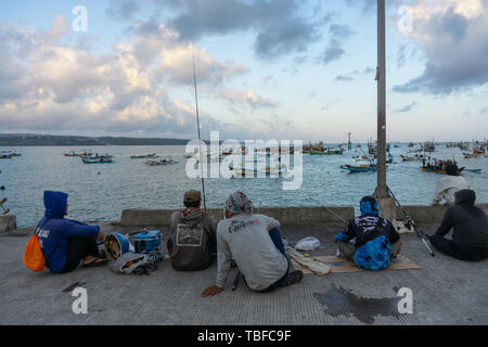 BALI/INDONESIA-15 MAGGIO 2019: Su un soleggiato e poco nuvoloso giorno, alcune persone stanno spendendo il loro weekend con la pesca. Essi sono la pesca da una porta Foto Stock