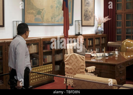 Un visitatore guarda al museo una riproduzione di Chiang Kai-shek sala studio visualizzati in un'area espositiva di documentare Chiang la vita e la carriera al livello inferiore della camera principale del National Chiang Kai-shek Memorial Hall eretto in memoria del Generalissimo Chiang Kai-shek, ex presidente della Repubblica di Cina situato nel quartiere Zhongzheng, Taipei, Taiwan Foto Stock