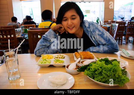 I viaggiatori tailandese donne in posa con la polpetta vietnamita avvolge nam neung o Nam Neaung stile tailandese server con frutta e verdura prima di mangiare nel resto Foto Stock