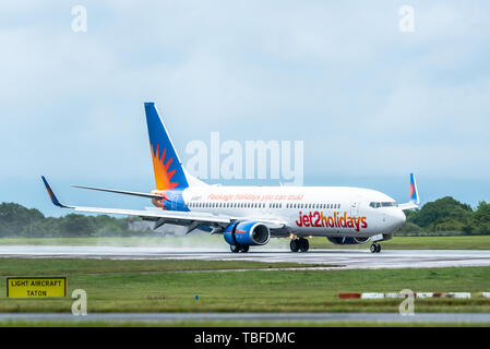 MANCHESTER REGNO UNITO, 30 maggio 2019: Jet2 Boeing 737 volo LS794 da Pola atterra sulla pista 23r in aeroporto Manchaester sotto la pioggia. Foto Stock