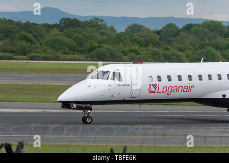 MANCHESTER REGNO UNITO, 30 maggio 2019: Loganair Embraer ERJ-145EP volo LM595 da Inverness si spegne la pista 28R all'Aeroporto di Manchester dopo lo sbarco. Foto Stock