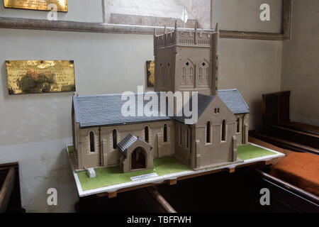 Inizio architettura inglese dal XIII secolo il modello della chiesa di Santa Maria, Potterne, Wiltshire, Inghilterra, Regno Unito Foto Stock