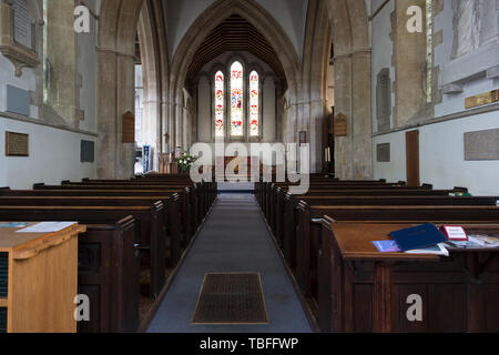 Inizio architettura inglese dal XIII secolo all interno della chiesa di Santa Maria, Potterne, Wiltshire, Inghilterra, Regno Unito Foto Stock