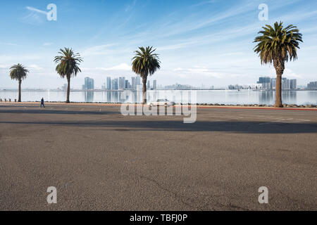 Paesaggio urbano e sullo skyline di Hangzhou dalla strada vuota Foto Stock