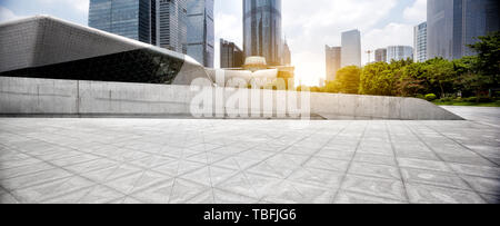 Moderno edificio di uffici a Shanghai dal sentiero vuoto Foto Stock