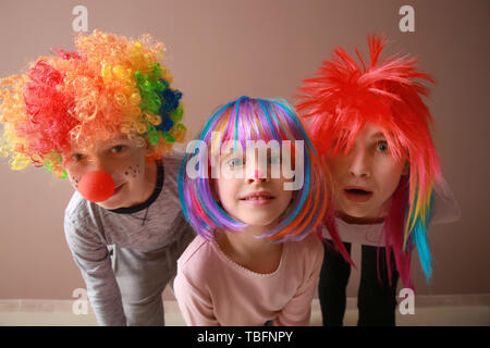 Bambina in costume da nonna. La vera famiglia si diverte mentre usi i  costumi della storia del cappellino rosso di Halloween Foto stock - Alamy