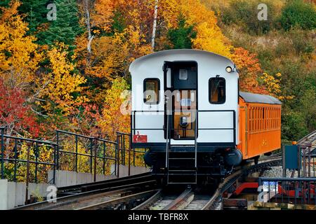 MT Washington, New Hampshire - Ott 13: turismo treno alla gamma della montagna con il fogliame in ottobre 13, 2015 in New Hampshire. Washington Mt è la vetta più alta nel nord-est America. Foto Stock