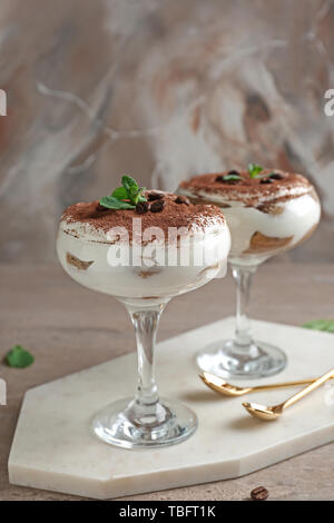 Gustoso tiramisù sulla tabella grigia Foto Stock