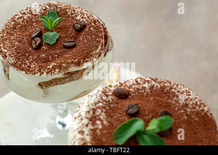 Gustoso tiramisù su tavola, primo piano Foto Stock