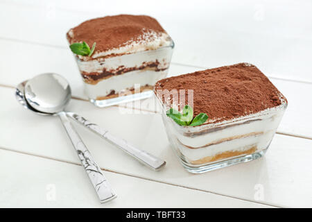 Gustoso tiramisù bianco sul tavolo di legno Foto Stock