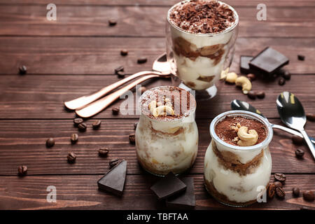 Gustoso tiramisù sul tavolo di legno Foto Stock