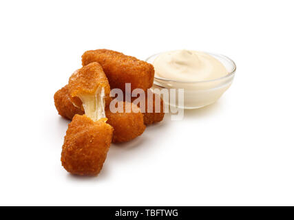 Gustosi bastoncini di mozzarella con salsa su sfondo bianco Foto Stock