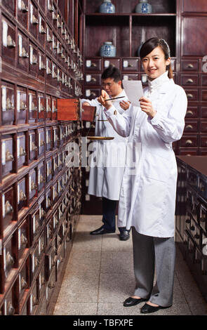 Un farmacista che lavora in una farmacia. Foto Stock