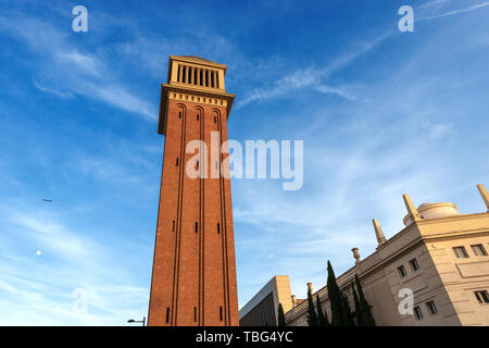 Barcellona - una delle due torri veneziane (Torres Venecianes in catalano 1927-29) in Plaça d'Espanya o Plaza de Espana al tramonto. La Catalogna, Spagna, Foto Stock