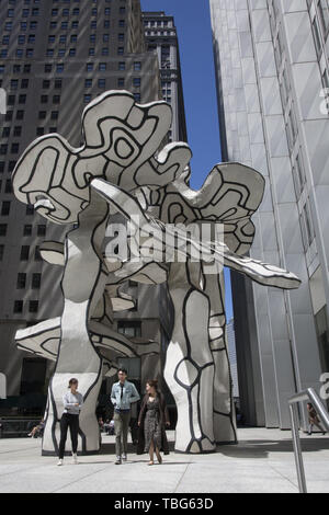 Scultore francese Jean Dubuffet's 25-tonnellata Gruppo scultoreo di quattro alberi è presentato nella Chase Manhattan Plaza, dal Quartiere Finanziario di New York Foto Stock