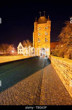 Il vecchio Kleve Gate (Klever Tor) in Xanten, Germania. Night Shot. Foto Stock