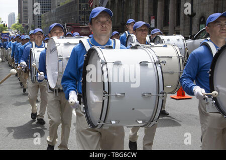 Membri internazionali del Falun Dafa marzo dall'ONU per il Consolato Cinese in NYC chiedono la fine della persecuzione dei suoi membri in Cina. Falun Dafa anche Falun Gong Standard cinese mandarino: [fàlwə̌n tâfà]; letteralmente, 'Ruota harma pratica' o 'legge pratica ruota') è una religiosa cinese pratica spirituale che combina la meditazione e esercizi di Qigong con una filosofia morale centrata sui principi della veridicità, la compassione e la sopportazione (cinese: 真、善、忍). La pratica sottolinea la moralità e la coltivazione della virtù e la identifica come una pratica di Qigong della schoo buddista Foto Stock