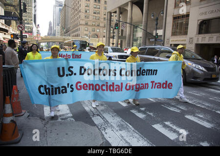 Membri internazionali del Falun Dafa marzo dall'ONU per il Consolato Cinese in NYC chiedono la fine della persecuzione dei suoi membri in Cina. Falun Dafa anche Falun Gong Standard cinese mandarino: [fàlwə̌n tâfà]; letteralmente, 'Ruota harma pratica' o 'legge pratica ruota') è una religiosa cinese pratica spirituale che combina la meditazione e esercizi di Qigong con una filosofia morale centrata sui principi della veridicità, la compassione e la sopportazione (cinese: 真、善、忍). La pratica sottolinea la moralità e la coltivazione della virtù e la identifica come una pratica di Qigong della schoo buddista Foto Stock