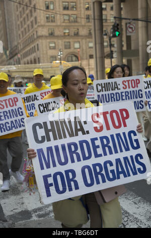 Membri internazionali del Falun Dafa marzo dall'ONU per il Consolato Cinese in NYC chiedono la fine della persecuzione dei suoi membri in Cina. Falun Dafa anche Falun Gong Standard cinese mandarino: [fàlwə̌n tâfà]; letteralmente, 'Ruota harma pratica' o 'legge pratica ruota') è una religiosa cinese pratica spirituale che combina la meditazione e esercizi di Qigong con una filosofia morale centrata sui principi della veridicità, la compassione e la sopportazione (cinese: 真、善、忍). La pratica sottolinea la moralità e la coltivazione della virtù e la identifica come una pratica di Qigong della schoo buddista Foto Stock