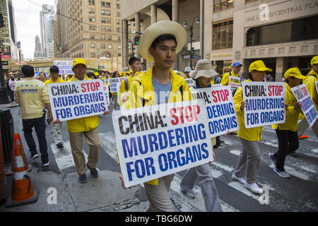 Membri internazionali del Falun Dafa marzo dall'ONU per il Consolato Cinese in NYC chiedono la fine della persecuzione dei suoi membri in Cina. Falun Dafa anche Falun Gong Standard cinese mandarino: [fàlwə̌n tâfà]; letteralmente, 'Ruota harma pratica' o 'legge pratica ruota') è una religiosa cinese pratica spirituale che combina la meditazione e esercizi di Qigong con una filosofia morale centrata sui principi della veridicità, la compassione e la sopportazione (cinese: 真、善、忍). La pratica sottolinea la moralità e la coltivazione della virtù e la identifica come una pratica di Qigong della schoo buddista Foto Stock