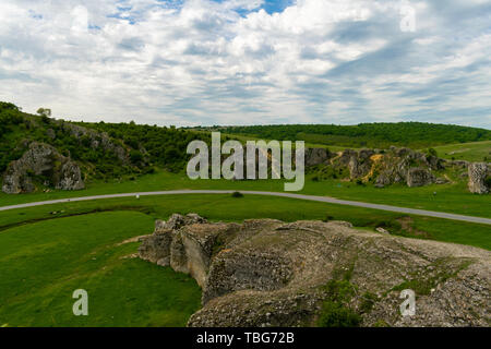 Paesaggio di montagna di calcare formazioni di roccia Dobrogea, Romania, Europa Foto Stock