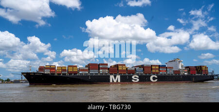 New Orleans, LA, Stati Uniti d'America -- 24 maggio 2019. Il contenitore nave MSC Judith si fa strada lungo il Mississippi che porta il suo carico di New Orleans, LA. Foto Stock