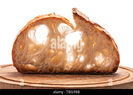 Fetta di lievito madre di pasta acida pane appena sfornato su sfondo bianco. Foto Stock