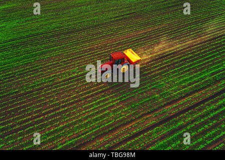 Il trattore campo coltivato a molla,vista aerea Foto Stock