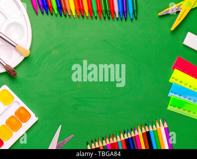 Scuola forniture per ufficio a bordo. Foto Stock