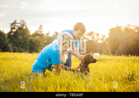 Famiglia con il loro cane in natura Foto Stock