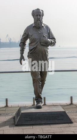 La Russia, Vladivostok, 28.10.2018: Monumento a Alexander Solzhenitsyn Isayevich sul terrapieno di città nel centro cittadino. Egli è stato il russo romanziere e storico, un Foto Stock