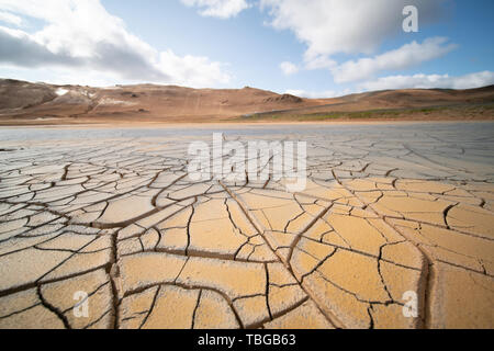 Terreni secchi nel deserto. Rotto la crosta del suolo Foto Stock