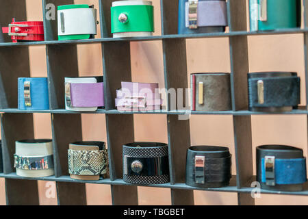 Molti diversi articoli in pelle e tessuto braccialetti. Cuoio multi-braccialetti colorati nel negozio. Foto Stock