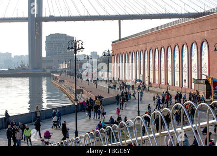 Vladivostok, Russia, Ott, 10, 2017: la gente che camminava sul Tsesarevich quay a Vladivostok in autunno il giorno Foto Stock