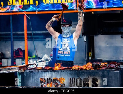 2019-06-01 Windsor, Ontario Canada Ribfest Food Festival nervature tirata di pollo di maiale Barbecue Grill Boss di cottura del porco Riverfront freschi Foto Stock