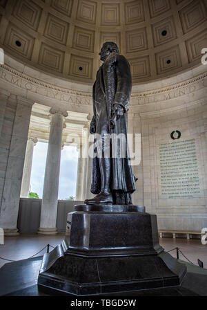 Vista laterale della statua di Thomas Jefferson in Jefferson Memorial a Washington DC, Stati Uniti d'America il 13 maggio 2019 Foto Stock