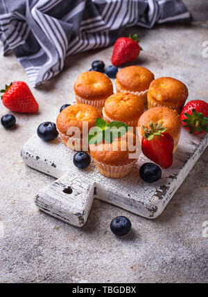 Estate mini tortine con berry Foto Stock