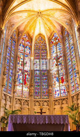 Carcassonne, Francia - Giugno, 2018: Basilica dei Santi Nazaría e Celsius/ vetrata nella cattedrale cattolica Foto Stock